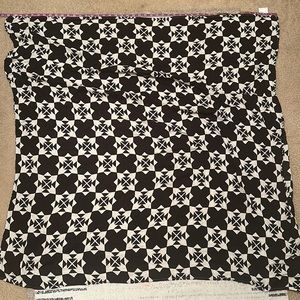 SARANONI 4’ by 4’ muslin swaddle in black and white geometric pattern